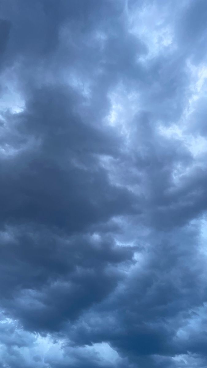 یه آسمون آبی ابری که می‌خواد بارون بگیره.